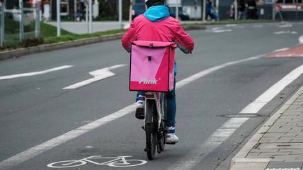 Auf zwei Rädern unterwegs: Ein Kurierfahrer des Berliner Lieferdienstes Flink.