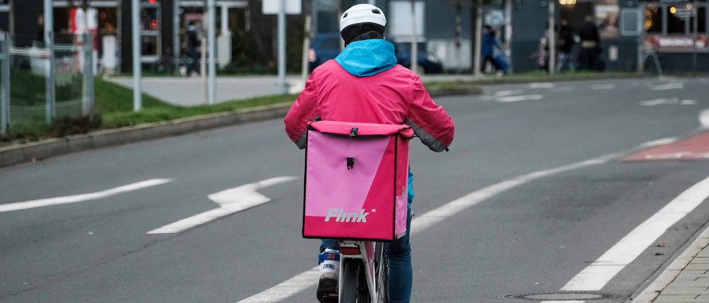 Auf zwei Rädern unterwegs: Ein Kurierfahrer des Berliner Lieferdienstes Flink.