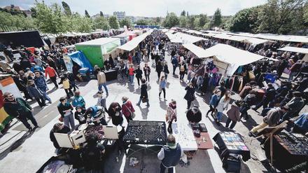 Der Flohmarkt am Mauerpark. Knapp 40.000 Besucher durchstöbern jeden Sonntag die rund 400 Verkaufsstände.