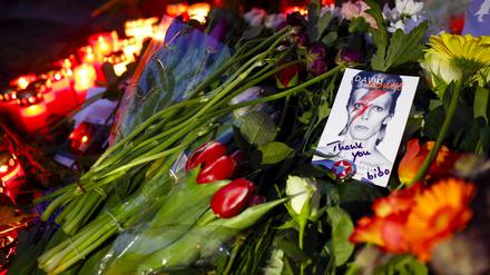 Abschied von David Bowie. Fans hatten Blumen vor dem ehemaligen Wohnhaus des Stars in der Schöneberger Hauptstraße niedergelegt. 