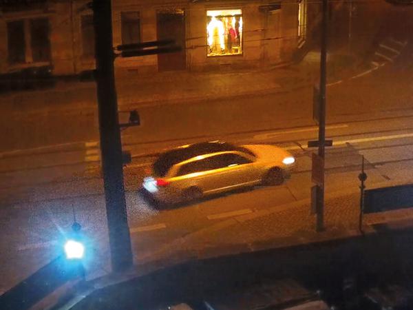 Einbrecher fahren nach dem Einbruch in das Grüne Gewölbe mit einem hellen Audi A6 Kombi mit schwarzem Dach durch Dresden (Aufnahme einer Überwachungskamera).