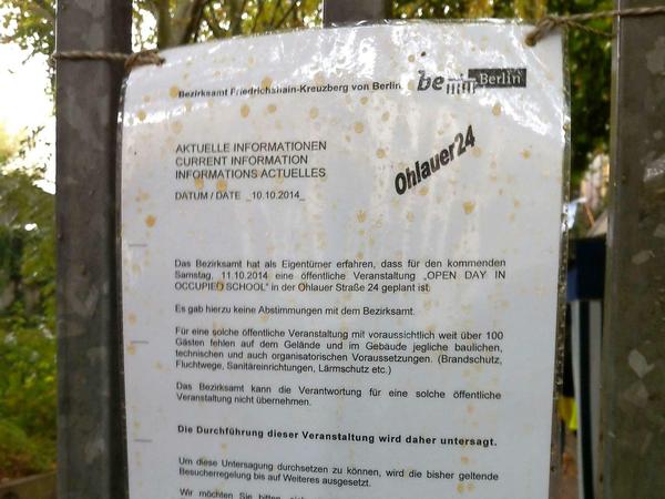 Schwarz auf Weiß. Das Bezirksamt Friedrichshain-Kreuzberg hat den Tag der offenen Tür in der Gerhart-Hauptmann-Schule verboten.