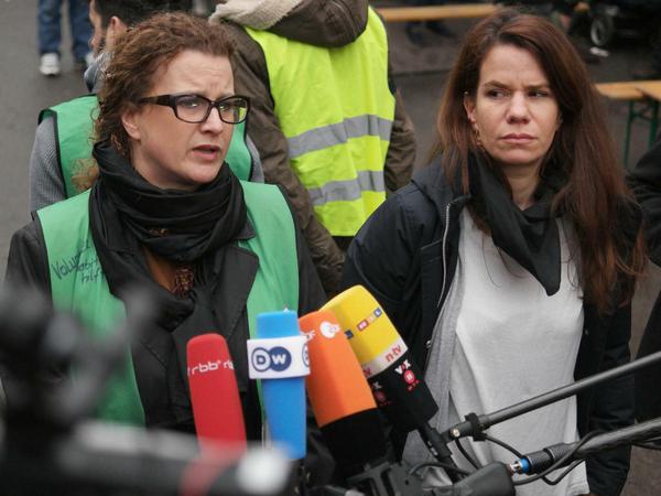 Christiane Beckmann (links) und Diana Henniges von der Initiative "Moabit hilft" am Mittwoch vorm Lageso.