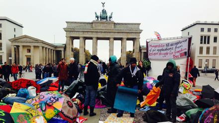 Acht Tage Hunger, drei Tage Durst: Die Flüchtlinge vor dem Brandenburger Tor verharren im Streik. Am Mittwochmorgen mussten erneut drei Demonstranten ins Krankenhaus eingeliefert werden.
