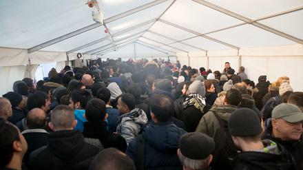 Flüchtlinge warten in einem Zelt am Landesamt für Gesundheit und Soziales (LaGeSo) in Berlin. 