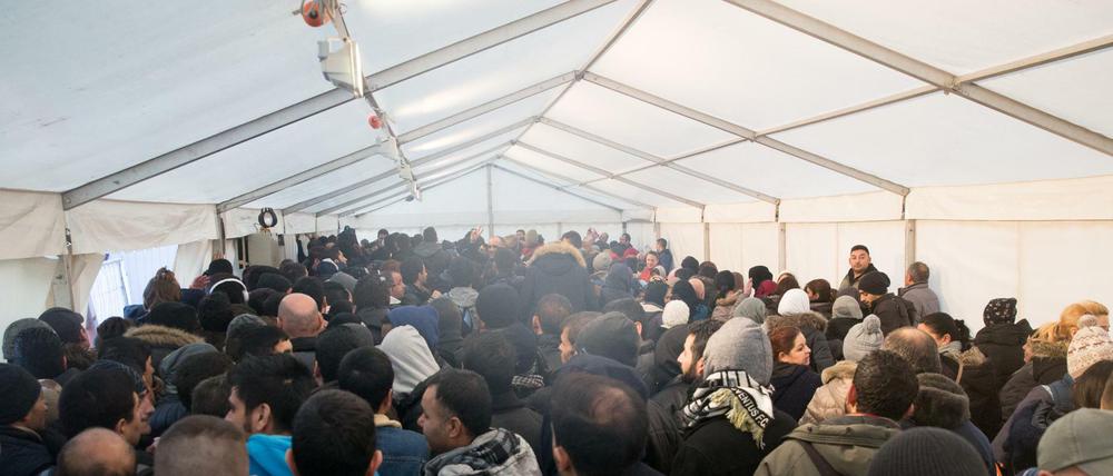 Flüchtlinge warten in einem Zelt am Landesamt für Gesundheit und Soziales (LaGeSo) in Berlin. 