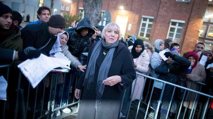 Die Bundestagsvizepräsidentin Claudia Roth (Bündnis 90/Die Grünen) steht am 30.11.2015 am frühen Morgen mit wartenden Flüchtlingen vor dem Landesamt für Gesundheit und Soziales (LaGeSo) in Berlin. 