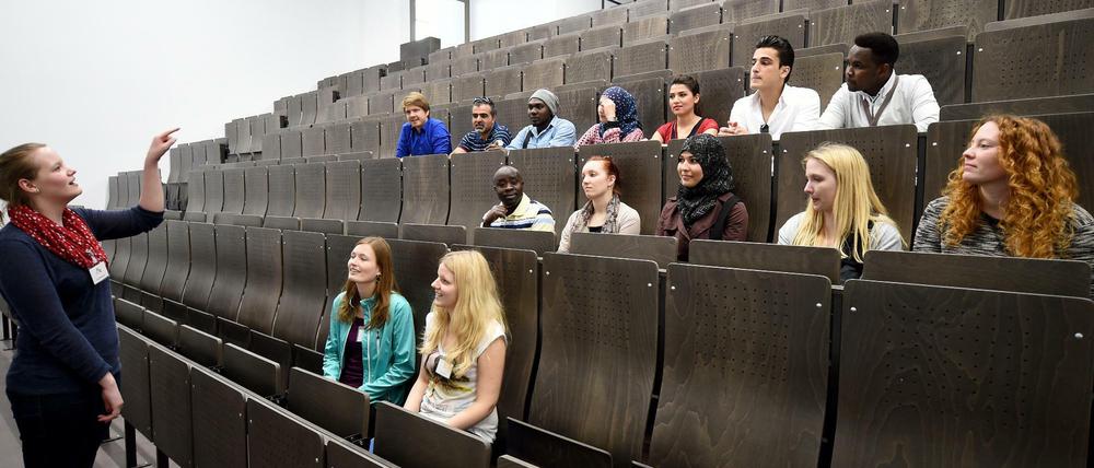 Was in Hildesheim funktioniert, geht in Berlin noch lange nicht: Flüchtlinge als Gasthörer im Hörsaal an der Hochschule.