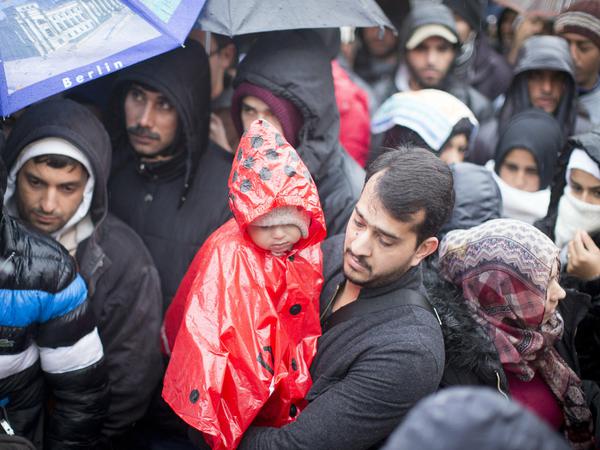 Auch bei Regen in der Schlange stehen: Bei kühlen Temperaturen warten Flüchtlinge vor dem Lageso auf die Registrierung und die Zuweisung eines Schlafplatzes.