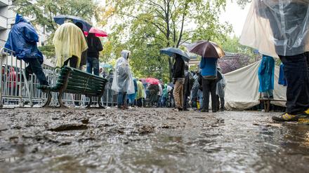 Bei Regen warten Flüchtlinge auf dem Gelände des Landesamts für Gesundheit und Soziales (Lageso) in Berlin, registriert zu werden. 