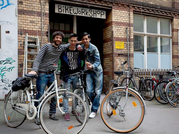 Die Flüchtlinge Mohammad, Haschemi Ali und Zabih-Schaiwani aus Afghanistan mit ihren neuen Rädern vor dem Eingang zum Hinterhof. 