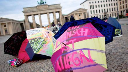 Seit mehreren Wochen halten Flüchtlinge eine Mahnwache am Brandenburger Tor. Pro Deutschland hat jetzt eine Kundgebung in der Nähe angekündigt. Die Linke und die Piraten solidarisieren sich mit den Flüchtlingen.