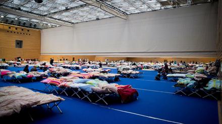 In einer großen Sporthalle am Olympiapark in Charlottenburg sind rund 550 Flüchtlinge untergebracht. Viele würden gerne in Wohnungen umziehen.