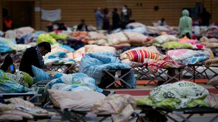 Vor allem die Unterbringung von Flüchtlingen wollen die Kirchen in Berlin organisieren. Derzeit schlafen viele von ihnen in Turnhallen, wie hier in einer großen Sporthalle am Olympiapark.