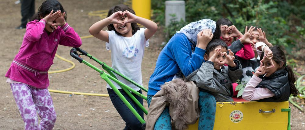 Flüchtlingskinder spielen auf dem Gelände des Landesamts für Gesundheit und Soziales (Lageso).