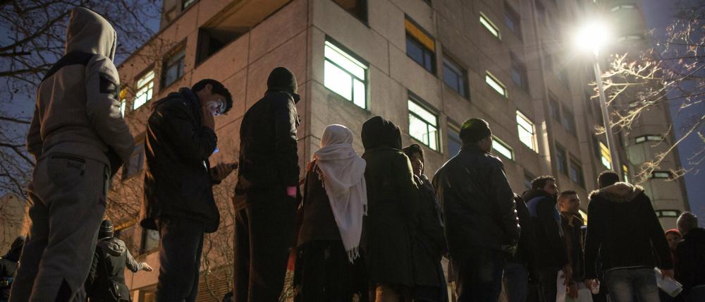Flüchtlinge warten am 07.12.2015 vor dem Landesamt für Gesundheit und Soziales (LaGeSo) in Berlin. 