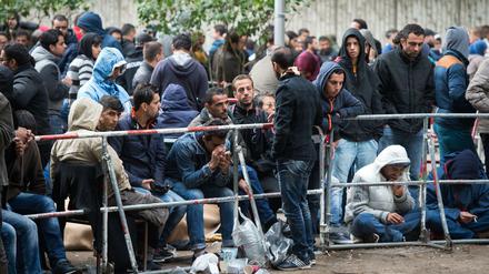 Warten, warten, warten. Flüchtlinge müssen in Berlin angesichts der behördlichen Überforderung viel Geduld aufbringen.