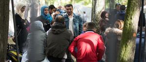 Flüchtlinge warten am auf dem Hof der Außenstelle des Landesamtes für Gesundheit und Soziales (Lageso) auf ihre Registrierung.