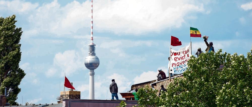 Flüchtlinge auf dem Dach der ehemaligen Gerhard-Hauptmann-Schule