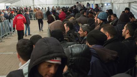 Flüchtlinge warten vor dem Lageso in Berlin-Moabit.