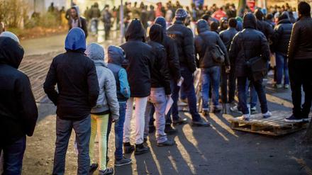 Flüchtlinge warten vor dem Landesamt für Gesundheit und Soziales in Berlin. 