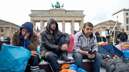 Flüchtlinge auf dem Pariser Platz vor dem Brandenburger Tor