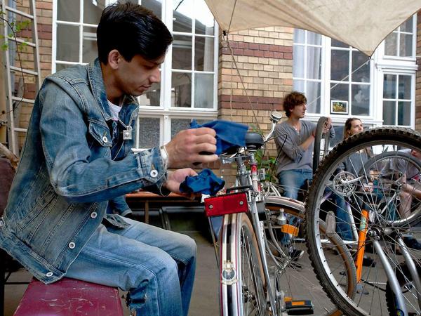 Aufbruch in Kreuzberg: Asylbewerber Zabih-Schaiwani aus Afghanistan poliert sein neues Fahrrad.