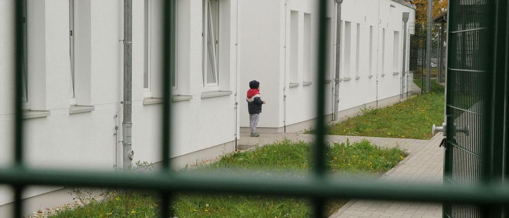 Schlechte Voraussetzungen für Homeschooling: Geflüchtete Familien wohnen in Berliner Notunterkünften meist auf engstem Raum.