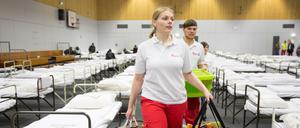 Bett an Bett: Die Johanniter Unfallhilfe richtet Ende 2014 eine Flüchtlingsnotunterkunft in der Sporthalle der Freien Universität Berlin ein.
