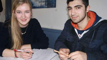 Selina (20) bringt Rasheed (19) Deutsch bei. Danach zeigt sie ihm Berlin - und lernt, wie man halal kocht.