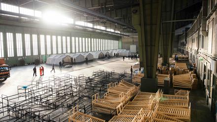 Doppelstockbetten aus Metall und Holz stehen in einem Hangar des ehemaligen Flughafen Tempelhof in Berlin für die Einrichtung einer Erstaufnahmeeinrichtung für Flüchtlinge. 