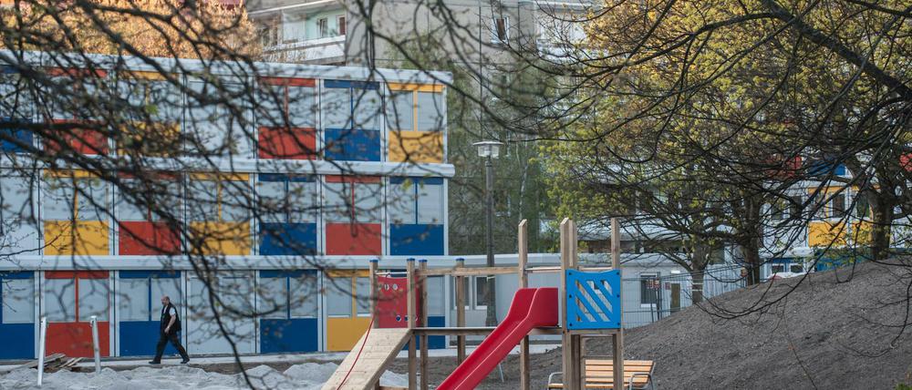 Der Spielplatz vor der Notunterkunft in Buch, Berlins zweitem Containerdorf für Flüchtlinge. Der Senat will noch 30 solche Dörfer bauen - und noch 60 modulare Unterkünfte.