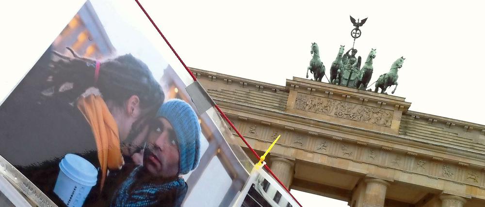 Die Unterstützer des Protestcamps kritisieren, dass das Ordnungsamt die Flüchtlinge mit allen Mitteln vom Platz vor dem Brandenburger Tor vertreiben wolle.
