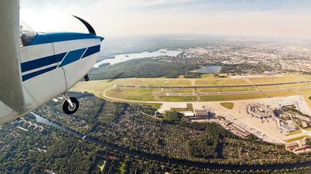 Und das ist übrigens der Flughafen Tegel, fotografiert aus einer Cessna - allerdings schon 2014.