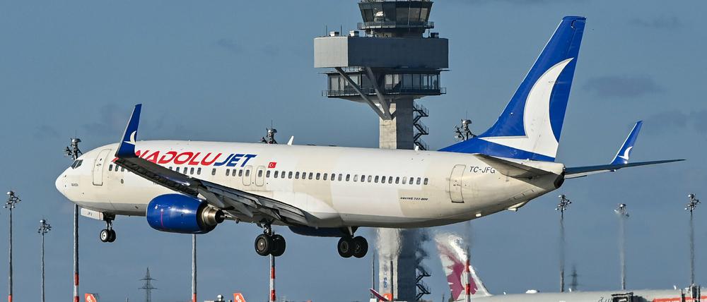 Ein Flugzeug von Turkish Airlines landet am Flughafen BER in Schönefeld (Symbolbild).