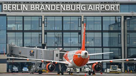 Ein Passagierflugzeug der  steht an einem Gate am Terminal 1 vom Hauptstadtflughafen Berlin Brandenburg.