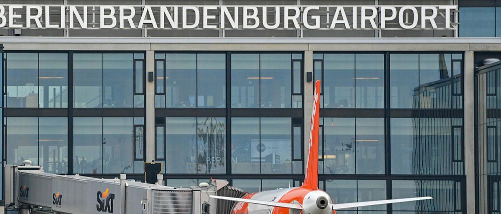 Ein Passagierflugzeug der  steht an einem Gate am Terminal 1 vom Hauptstadtflughafen Berlin Brandenburg.