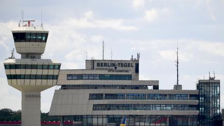 Blick auf Tower und Hauptgebäude des Flughafens Tegel.