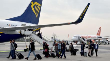 Billigflieger wie Ryanair und Easyjet sind im Ferienverkehr beliebt.