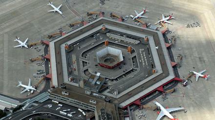 Flugzeuge stehen auf Parkpositionen des Flughafens Berlin Tegel.