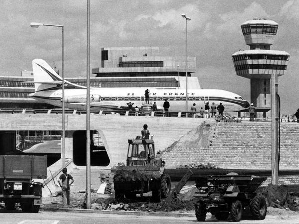 Eine vollbesetzte Caravelle der Air France rollt am 10. Juni 1974 am noch nicht ganz fertiggestellten Terminal-Gebäude und Tower vorbei.