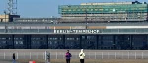 Im Flughafen Tempelhof stehen Gebäude leer. Könnten hier vorübergehend Schulplätze entstehen?