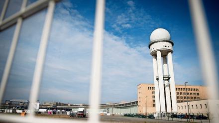 Von diesem Turm aus wird der Berliner Luftraum beobachtet. Am Fuße könnten bald Flüchtlingsunterkünfte stehen, temporär, wie der Senat versichert.