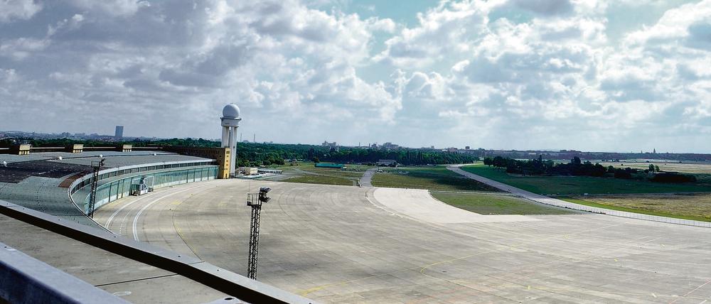 Blick vom Dach des denkmalgeschützten Flughafengebäudes in Tempelhof auf das riesige Feld, die "Tempelhofer Freiheit". Immer wieder wird eine teilweise Bebauung diskutiert. 