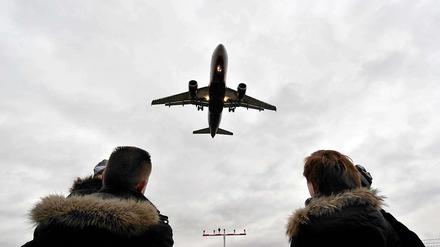 Flughafenbetreiber und Verkehrsministerium streiten sich darum, wie viel Lärm für die Anwohner am neuen Flughafen Schönefeld zumutbar ist.