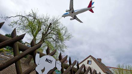 Ein Flugzeug fliegt über ein Wohngebiet am Flughafen Tegel (Archivbild).