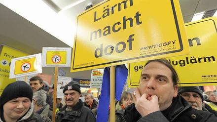 Flughafengegner protestierten schon am Wochenende gegen den neuen Großflughafen. 