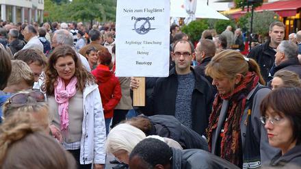 1.500 Menschen versammelten sich am Montagabend auf dem Kleinmachnower Rathausmarkt, um gegen die geplanten Flugrouten des Flughafens BBI zu protestieren.