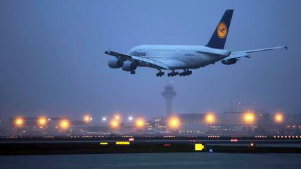 Warnstreik des Sicherheitspersonals: An den Flughäfen Köln/ Bonn und Düsseldorf sind viele Flüge schon vorab gestrichen worden.