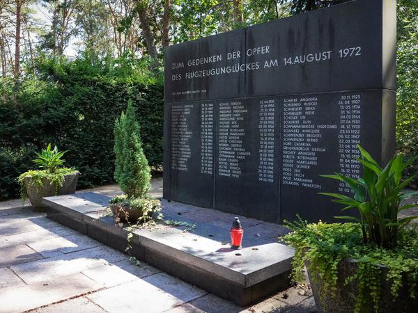 Der Gedenkstein für die Opfer steht auf dem Waldfriedhof in Wildau. Links daneben sind die nicht identifizierten Toten des Absturzes bestattet.